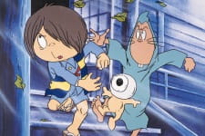 Kadr z filmu Gegege no Kitarou: Chisougan przedstawiajÄ…cy Kitaro, Medama Oyaji i yokai na miejskiej ulicy